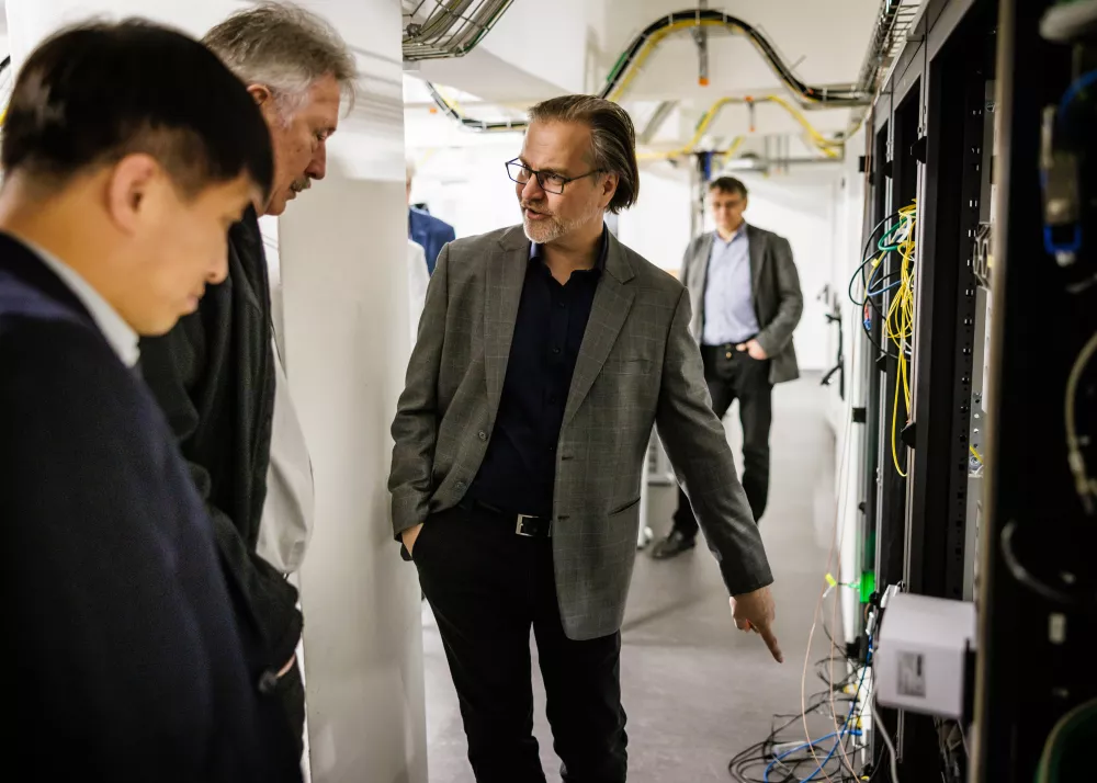 Carsten Rossenhövel guides through the serverroom of the i14y Lab