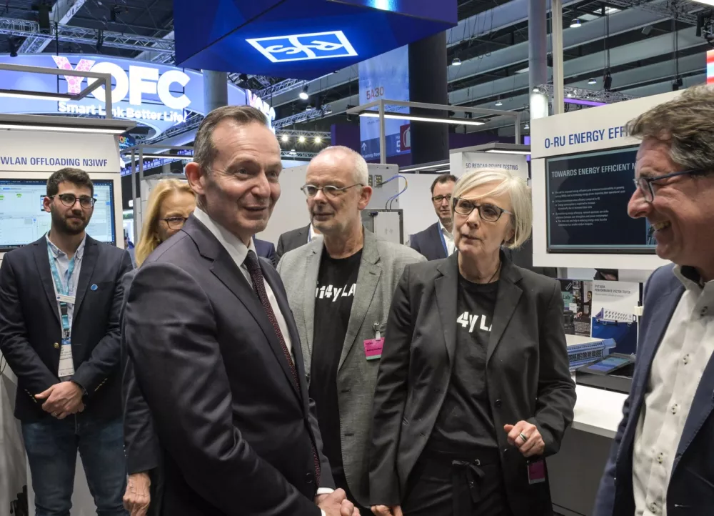 Federal Minister Volker Wissing visiting our Home Base at the Rohde & Schwarz stand, with Jonas Charaf, Andreas Gladisch, Katja Henke and Alexander Pabst
