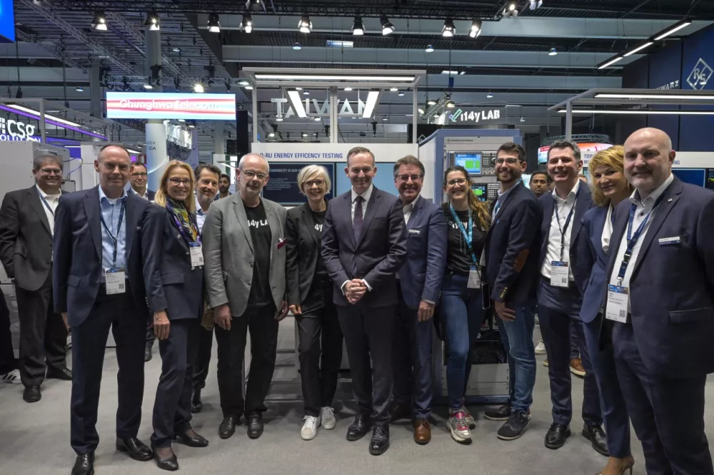 The delegation with Volker Wissing at the i14y Lab boot on the Rohde & Schwarz stand, with - among others - Andreas Gladisch, Katja Henke, Jonas Charaf.Sandra Castanheira Magalhães,