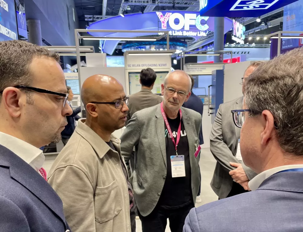 Abdu Mudesir visiting the i14y Lab booth at the Rohde & Schwarz stand, with Andreas Gladisch