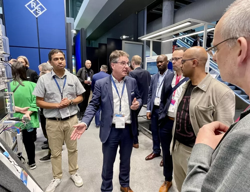 Abdu Mudesir visiting the i14y Lab booth at the Rohde & Schwarz stand, with Alexander Pabst